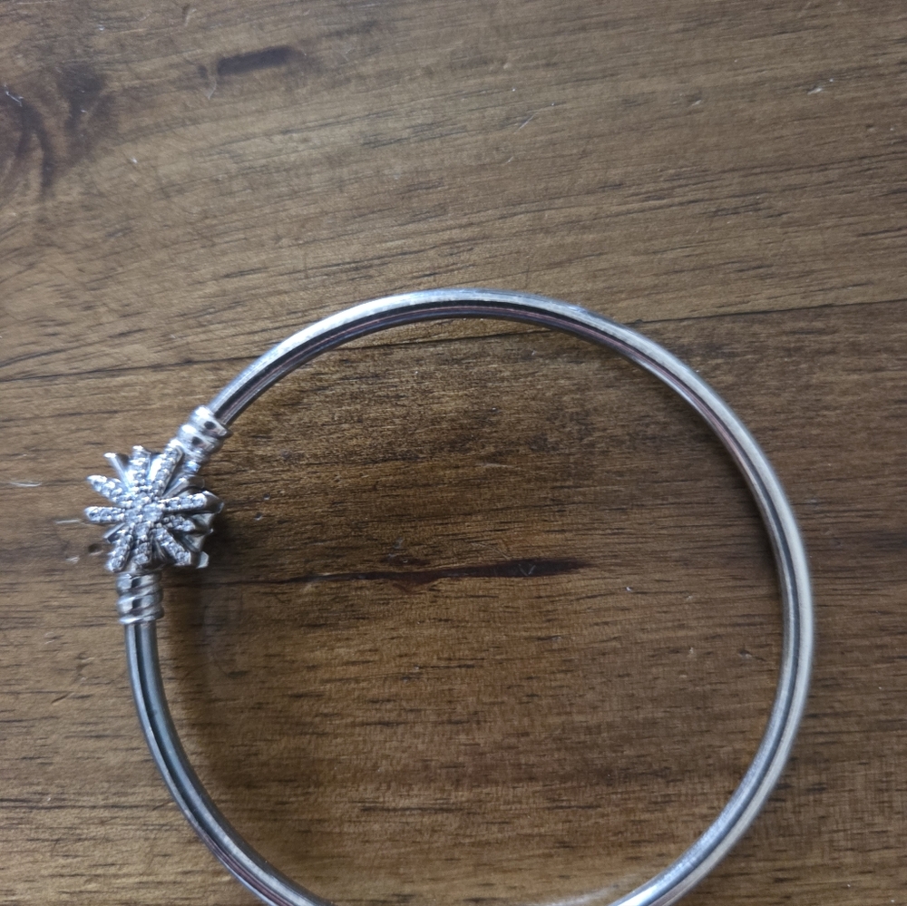 Pandora Elegant Silver Bangle with Starburst Design - Picture 3 of 6